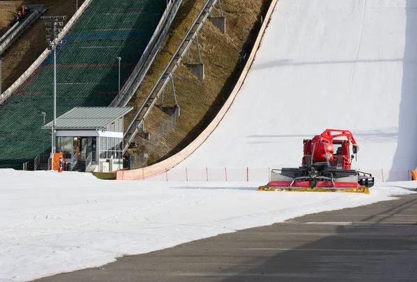 Garmisch Partenkirchen Niemcy Lutego 2020 Czerwona Maszyna Przygotowania Tras Narciarskich — Zdjęcie stockowe