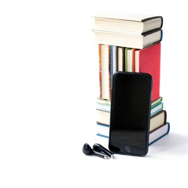 Renkli kitaplar, kulaklıklar ve cep telefonları, akıllı telefon konseptinde cep telefonu kütüphanesi, sesli kitaplar, sesli kitap dinlemek. İnternette kitaplar. Çevrimiçi veya çevrimdışı eğitim. Boşluğu kopyala