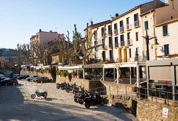 Collioure Franciaország 2020 Február Turisták Sétálnak Collioure Faluban Roussillon Vermilion — Stock Fotó