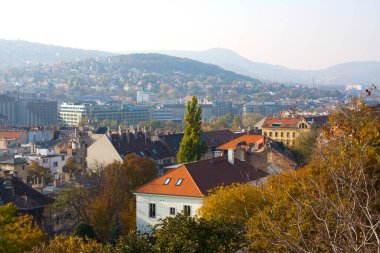 Avrupa 'nın simgeleri. Budapeşte 'nin panoramik manzarası, sonbaharda eski ve modern binalar, Macaristan