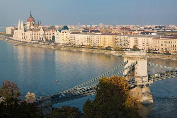 匈牙利布达佩斯 2015年11月6日 秋季在布达佩斯举行 匈牙利首都的链桥和护城河 — 图库照片