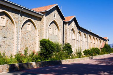 Kutsal, Kraliyet ve Stavropejik Kykkos Manastırı. Kutsal Manastır, Bizans İmparatoru I. Alexios Komnenos tarafından 11. yüzyılın sonlarında kuruldu.