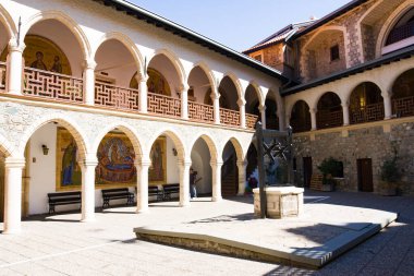 Kykkos, Kıbrıs - 27 Ağustos 2013: Kykkos 'un Kutsal, Kraliyet ve Stavropejik Manastırı. Kutsal Manastır, Bizans İmparatoru I. Alexios Komnenos tarafından 11. yüzyılın sonlarında kuruldu.