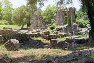Olimpia, Yunanistan - 13 Haziran 2014: Yunanistan 'daki antik Olimpia arkeoloji sahasında bina hala duruyor