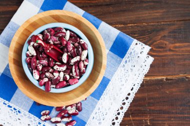 Menekşe ve fasulye seramik kasede. Fasulye yut. Sağlıklı yemek için sebzeler. Organik yiyecekler. Diyet