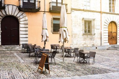 Girona, Barcelona 'daki Catheral yakınlarında boş bir sokak kafesi. Turizm dışı sezon