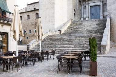 Girona, Barcelona 'daki Catheral' e karşı boş bir sokak kafesi. Turizm dışı sezon