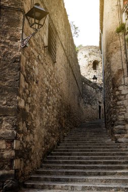 Eski kasabadaki Dar Sokak. Girona, Katalonya, İspanya. Karantinadaki boş cadde