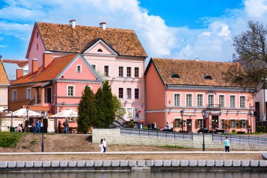 Minsk, Belarus - 08 Mayıs 2017: Minsk tarihi merkezi. Trajeckaje pradmice. Svisloch nehrinin sol kıyısındaki renkli evler.