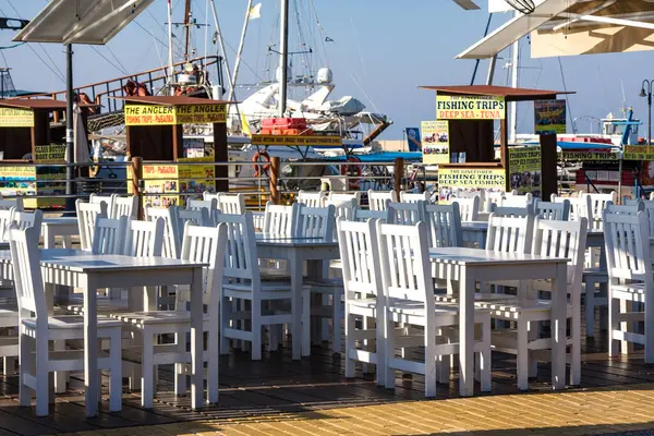 Paphos Kypr Července 2017 Prázdná Kavárna Přístavu Bílý Stůl Židle — Stock fotografie