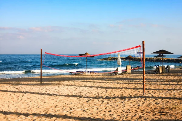 Plajda Internet Voleybolu Paphos Kıbrıs Salgında Turizm Sektörü Krizi Kavramı — Stok fotoğraf