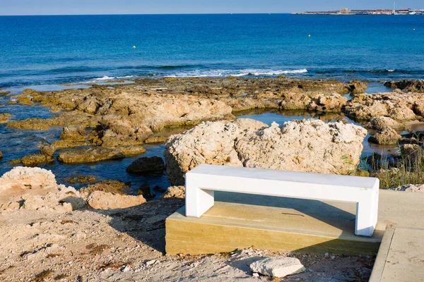 Biała Ławka Wybrzeżu Pafos Cypr Koncepcja Kryzysu Biznesu Turystycznego Pandemii — Zdjęcie stockowe