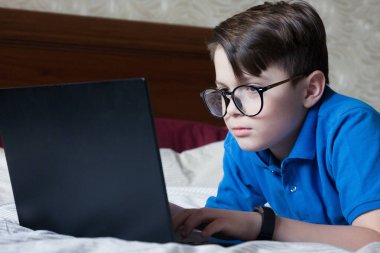 Bilgisayarlı çocuk internette öğreniyor. Karantinaya alın. Evde online ders, sosyal mesafe, Çevrimiçi eğitim kavramı, evde eğitim.