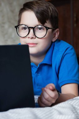 Bilgisayarlı çocuk internette öğreniyor. Karantinaya alın. Evde online ders, sosyal mesafe, Çevrimiçi eğitim kavramı, evde eğitim.