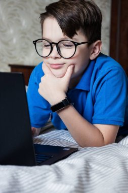 Bilgisayarlı çocuk internette öğreniyor. Karantinaya alın. Evde online ders, sosyal mesafe, Çevrimiçi eğitim kavramı, evde eğitim.