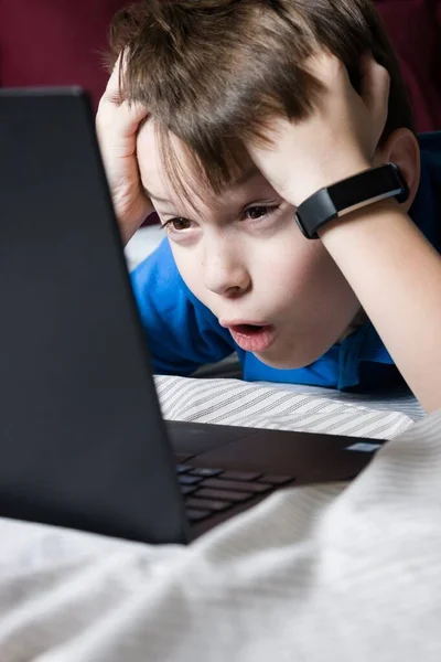 Terkejut Dan Terkejut Anak Laki Laki Dengan Laptop Belajar Secara — Stok Foto