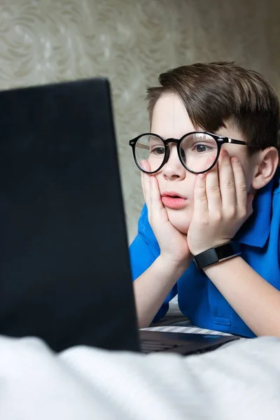 Terkejut Dan Terkejut Anak Laki Laki Dengan Laptop Belajar Secara — Stok Foto