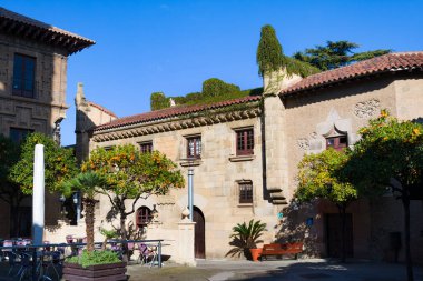 Barcelona, İspanya - 21 Ocak 2019: Bölge benzersiz mimari kompleks Poble Espanyol nerede kopya ile bilinen ve güzel evler ülkenin İspanyol köy evleri