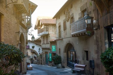 Barcelona, İspanya - 21 Ocak 2019: Bölge benzersiz mimari kompleks Poble Espanyol nerede kopya ile bilinen ve güzel evler ülkenin İspanyol köy evleri