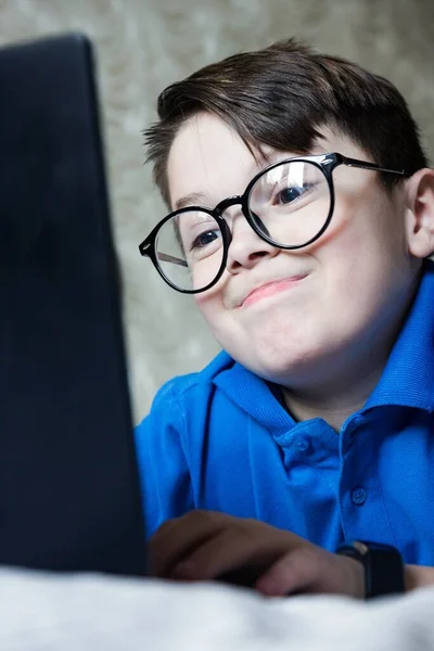 Chłopiec Laptopem Uczący Się Online Kwarantanna Lekcja Online Domu Odległość — Zdjęcie stockowe
