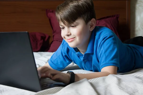 Pojke Med Laptop Lärande Nätet Karantän Online Lektion Hemma Social — Stockfoto