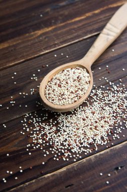 Tahta kaşıkta organik kinoa taneleri, glütensiz. Sağlıklı yemek kavramı. Diyet olsun. Chenopodium kinoası tohumları