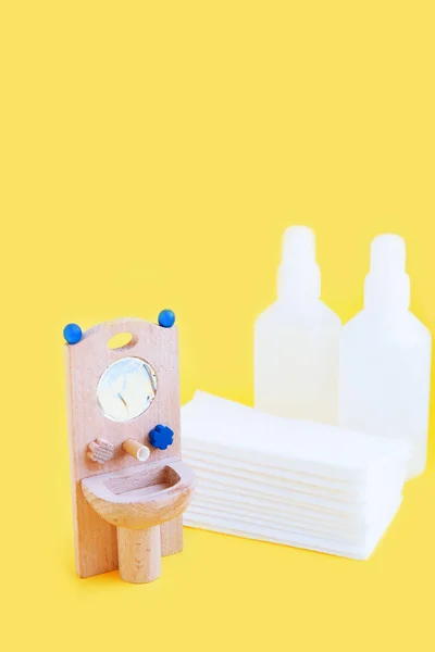 Lavabo Juguete Madera Desinfectantes Antibacterianos Viales Blancos Sobre Amarillo Concepto — Foto de Stock