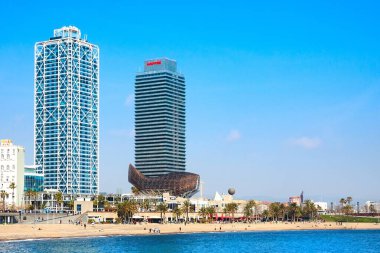 Barselona, İspanya - 22 Şubat 2020: Barceloneta plajı manzarası. Şehrin en eski ve en ünlü şehri, La Barceloneta (Ciutat Vella) mahallesinde yer almaktadır.)