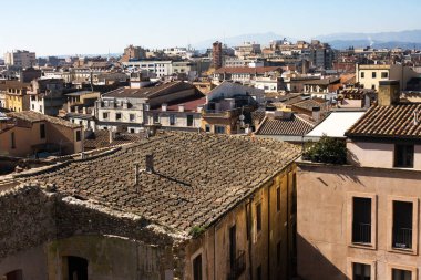Girona şehir silueti çatıdan birçok eski ve modern bina. Eski şehrin manzarası. İspanya