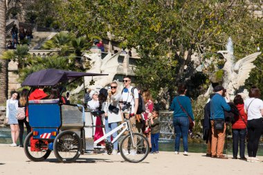 Barcelona, İspanya - 23 Şubat 2020: Josep Fontsere 'in Parc de la Ciutadella' daki Fountain yakınlarında Cascada adlı turistler. Parc de la Ciutadella, Ciutat Vella, Barcelona 'nın kuzeydoğu kıyısında park halindedir..