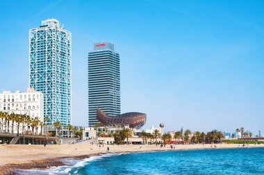 Barselona, İspanya - 22 Şubat 2020: Barceloneta plajı manzarası. Şehrin en eski ve en ünlü şehri, La Barceloneta (Ciutat Vella) mahallesinde yer almaktadır.)