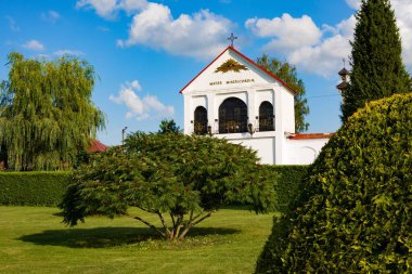 Mosar, Belarus - 17 Ağustos 2018: Mosar, Belarus 'taki St. Anne Kilisesi. Klasikçiliğin mimari abidesi. 1792 'de Cizvit misyonu alanında inşa edildi.