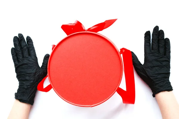 Hände Schwarzen Medizinischen Handschuhen Und Roter Geschenkbox Mit Kopierraum Kontaktlose — Stockfoto