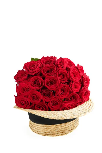 Роскошные Красные Розы Соломенной Шляпе Белом Фоне Романтический Подарок Девушки — стоковое фото