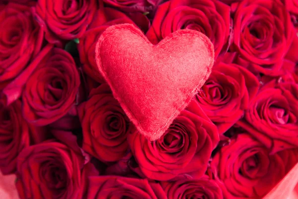 Красное Сердце Против Красного Валентино Подарок Любовью — стоковое фото