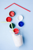 Nebezpečný koktejl z plastového sáčku a víčka lahví s barevnou slámou proti plastu. Pojem znečištění životního prostředí plastem. Nezdravé jídlo