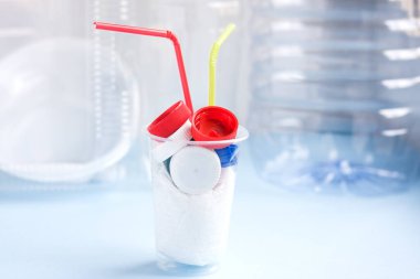 Plastik poşet ve renkli pipetle plastik kapaklardan tehlikeli bir karışım. Plastikle çevre kirliliği kavramı. Abur cubur