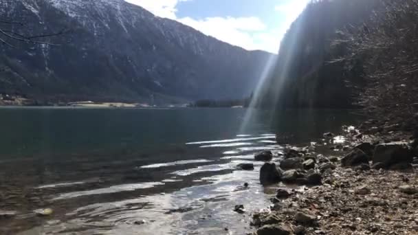 Widok Idylliczny Alpejskie Góry Jezioro Hallstattersee Promieniach Słonecznych Zimą Rano — Wideo stockowe