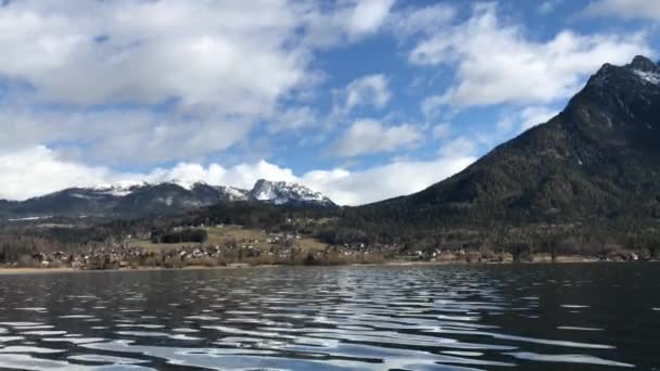 Veja Idílicas Montanhas Alpinas Lago Hallstattersee Raios Sol Manhã Inverno — Vídeo de Stock