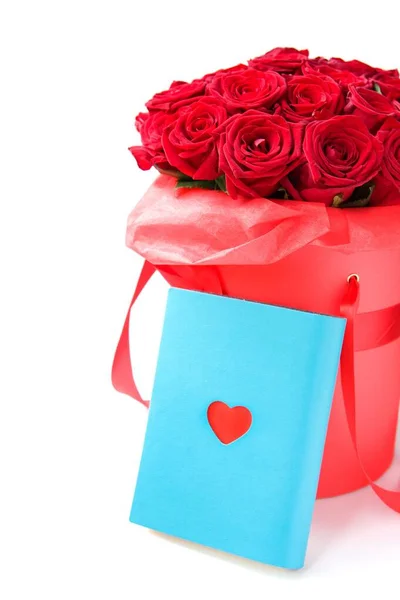 Роскошные Красные Розы Бумажной Коробке Шляпы Бум Сердцем Белом Романтический — стоковое фото