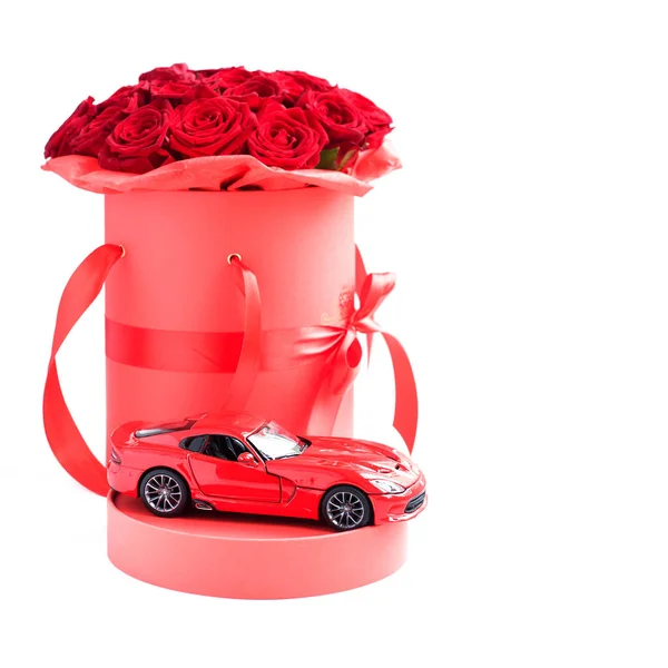 Роскошные Красные Розы Бумажной Коробке Шляпы Бум Сердцем Белом Романтический — стоковое фото