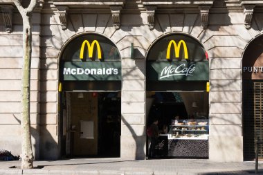 Barselona, İspanya - 23 Şubat 2020: McDonald 's eski binada. Dünyanın en büyük hamburger fast food restoranları zinciri.
