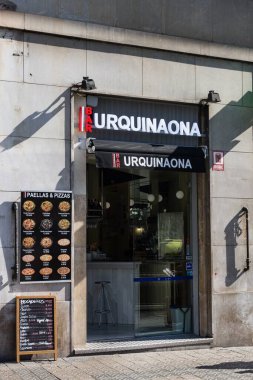 Barselona, İspanya - 23 Şubat 2020: Barselona, Katalonya, İspanya 'da paella ile geleneksel küçük bar