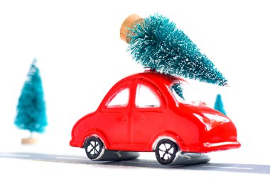 Kağıt yolda Noel süslemeli kırmızı oyuncak araba. Yeni yıl ve Noel için hazırlık