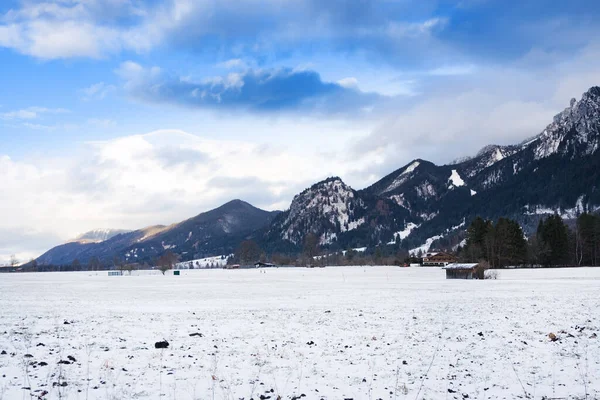 Dřevěná Bouda Zasněženém Poli Proti Alpám Zimním Dni Schwangau Bavorsko — Stock fotografie