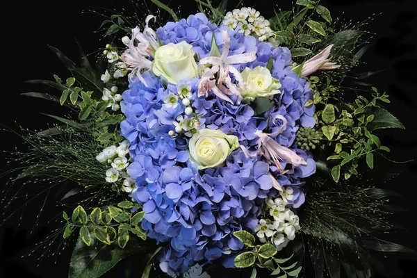 Csokor virág a kék Hortenzia és rózsák — Stock Fotó