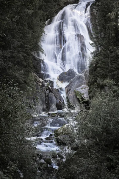 Piccola cascata tra le montagne del nord Italia, Europa — Foto Stock