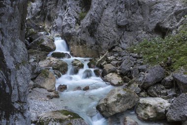 Bavaria, Almanya için Hoellentalklamm gorge içinde hiking