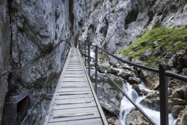 Bavaria, Almanya için Hoellentalklamm gorge içinde hiking