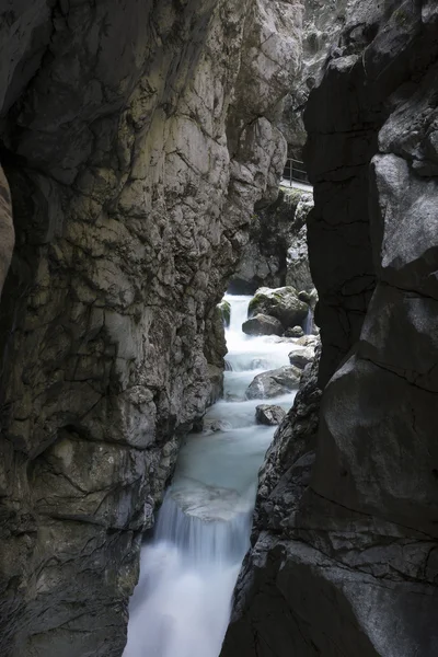 Wandelen in de beroemde en pittoreske Hoellentalklamm gorge in Beieren, Duitsland — Stockfoto